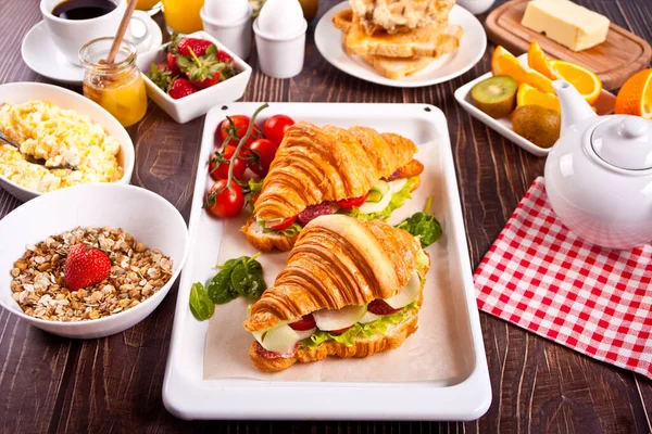 Sanduíches de croissant com presunto, queijo, verduras. Conceito de pequeno almoço. — Fotografia de Stock