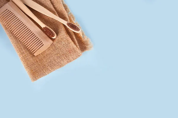 Eco-friendly escovas de bambu e escova de cabelo. Sem desperdício. Vista superior. — Fotografia de Stock