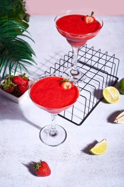 Koude aardbeienmargarita of daiquiri cocktails in een glazen met limoen en rum — Stockfoto