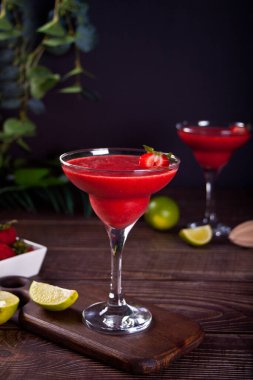 Soğuk çilekli margarita ya da limonlu kokteyl ve rom.