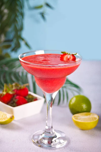 Cold strawberry margarita or daiquiri cocktail with lime and rum — Stock Photo, Image