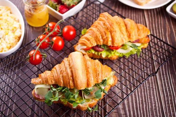 Sanduíches Croissant Com Presunto Verdes Queijo Conceito Pequeno Almoço — Fotografia de Stock