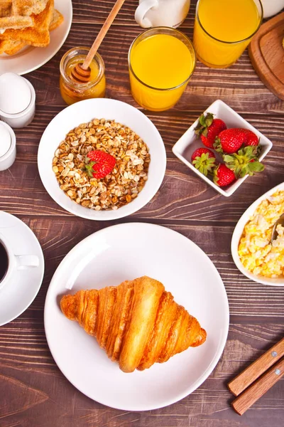 Zumo Muesli Huevos Bayas Fruta Croissant Plato Concepto Desayuno Vista — Foto de Stock