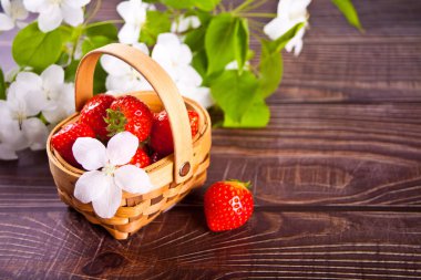 Küçük bir sepette taze olgun çilekler. Boşluğu kopyala.