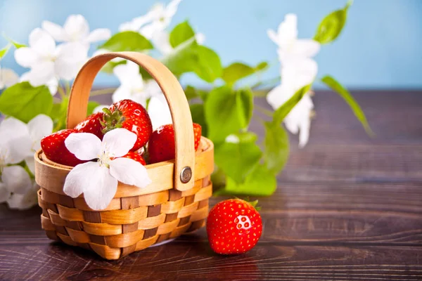 Frische Reife Erdbeeren Einem Winzigen Korb Kopierraum — Stockfoto