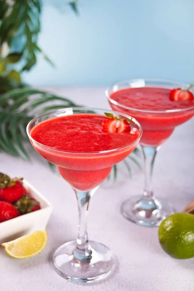 Cold Strawberry Margarita Daiquiri Cocktail Lime Rum — Stock Photo, Image