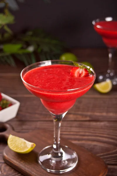 Kalte Erdbeer Margarita Oder Daiquiri Cocktail Mit Limette Und Rum — Stockfoto