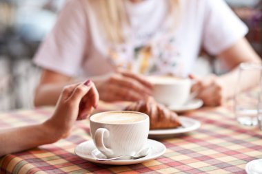 Kafe terasında kahve içen kadınlar