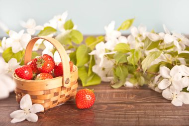 Taze olgun çilekler küçük bir sepette