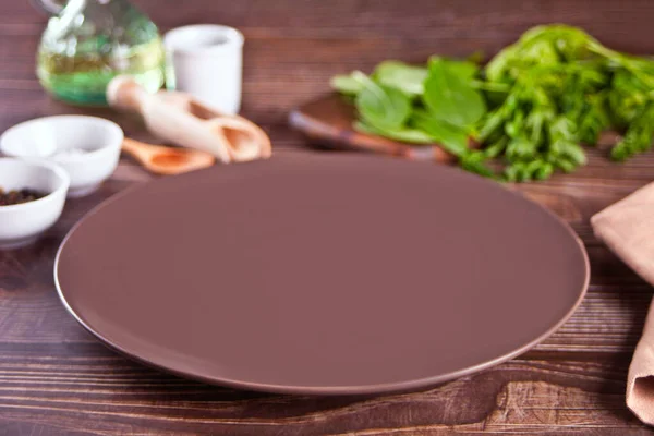 Apparecchiatura della tavola con piatto marrone con utensile da cucina sul tavolo di legno — Foto Stock