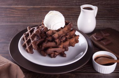 Ev yapımı çikolatalı waffle ve dondurmalı çikolata şurubu.