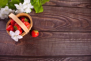 Küçük bir sepette taze olgun çilekler. Uzayı kopyala Üst görünüm.