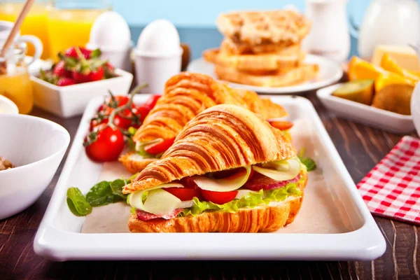 Sanduíches Croissant Com Presunto Queijo Conceito Café Manhã — Fotografia de Stock