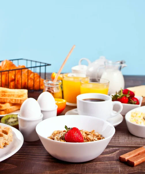 Hälsosam Frukost Granola Müsli Med Färska Bär Kaffe Ägg Rostat — Stockfoto