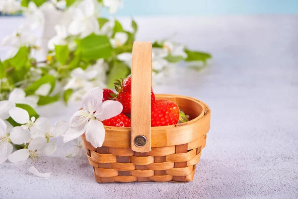 Frische Reife Erdbeeren Einem Winzigen Korb — Stockfoto