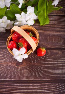 Taze olgun çilekler küçük bir sepette