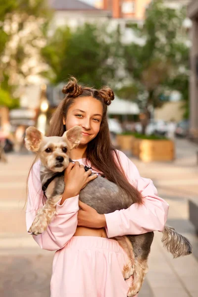 Teenie-Mädchen mit Haustier kleiner Hund hält in einer Hand im Freien in einem Park — Stockfoto