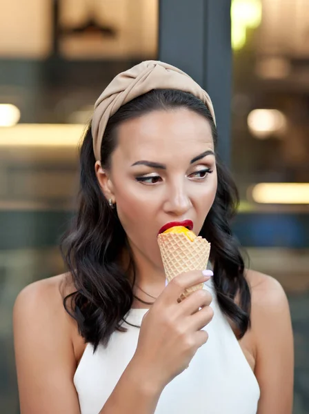 Happy Woman comer um delicioso cone de sorvete em viagens de férias — Fotografia de Stock