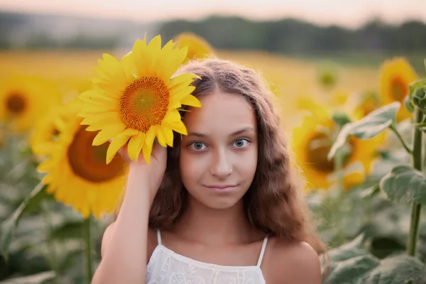Teen girl portrait face in sunflowers field — Fotografia de Stock