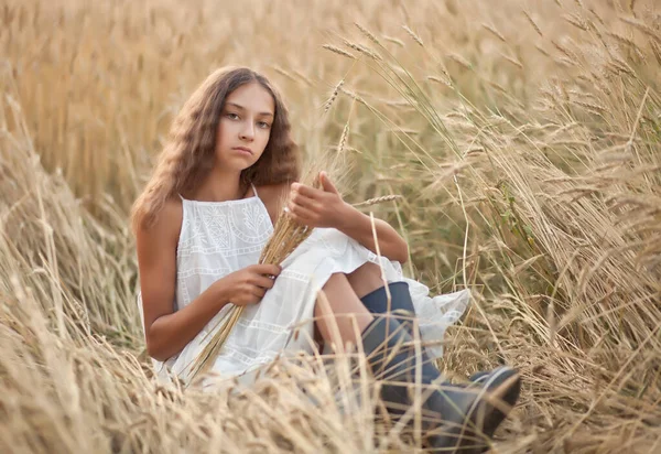 Έφηβη κοπέλα σε χωράφι με σιτάρι σε μια καλοκαιρινή μέρα — Φωτογραφία Αρχείου