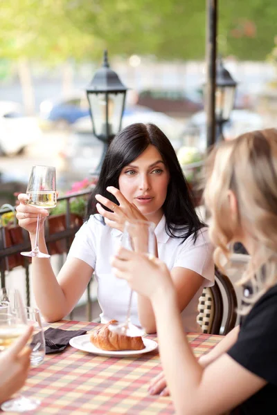 Mulheres no café a beber café e a falar. Conceito de comunicação e amizade. — Fotografia de Stock