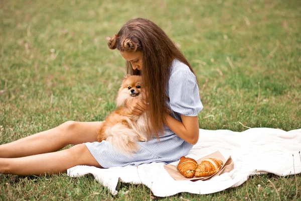 Menina adolescente com animal de estimação pequeno cão em um piquenique ao ar livre — Fotografia de Stock