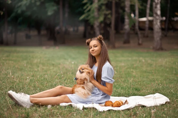 Teen Mädchen mit Haustier kleiner Hund auf einem Picknick im Freien — Stockfoto