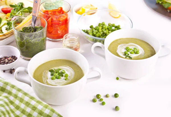 Sopa de legumes deliciosa com batata, brócolis, ervilha verde e espinafre na mesa de jantar — Fotografia de Stock