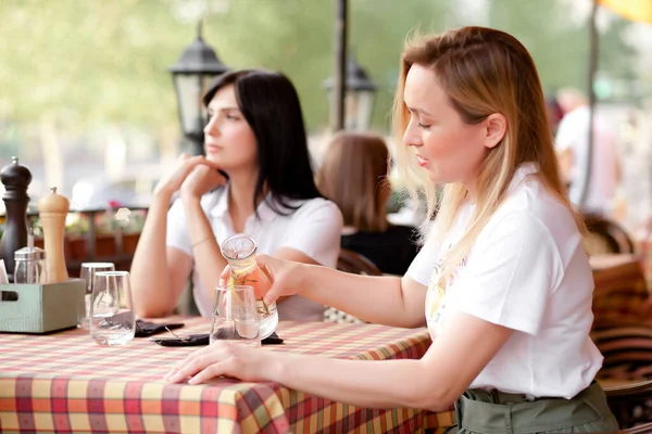Mulheres sentadas no terraço do café. Conceito de comunicação e amizade. — Fotografia de Stock