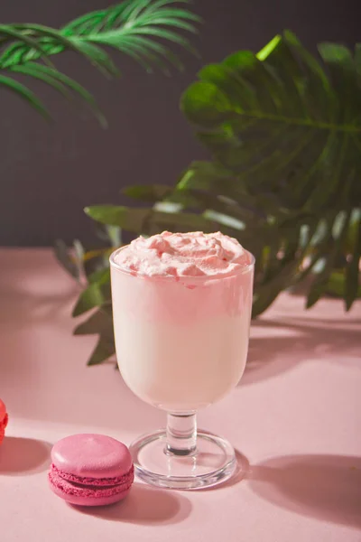 Copo de rosa ou morango gelado Dalgona café bebida chicoteada — Fotografia de Stock