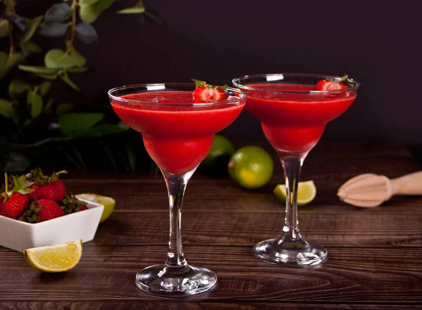 Koude aardbeienmargarita of daiquiri cocktail met limoen en rum — Stockfoto