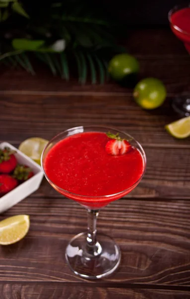 Cold strawberry margarita or daiquiri cocktail with lime and rum — Stock Photo, Image