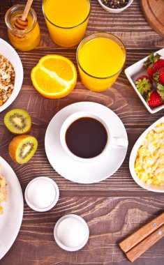 Bir fincan kahve, meyve suyu, yumurta, meyve, tost. Kahvaltı konsepti.