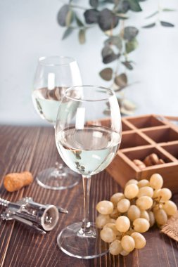 Üzümlü beyaz üzüm şarabı ve arka planda ahşap kutu.