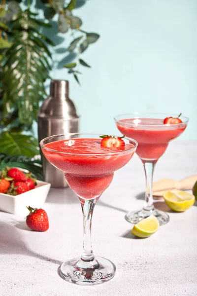 Cold strawberry margarita or daiquiri cocktail with lime and rum — Stock Photo, Image