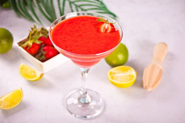 Cold strawberry margarita or daiquiri cocktail with lime and rum — Stock Photo, Image