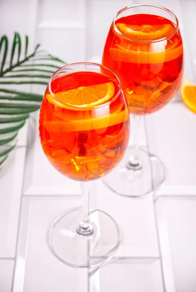 Aperol Spritz Włoski koktajl alkoholowy z kostkami lodu i pomarańczy. — Zdjęcie stockowe