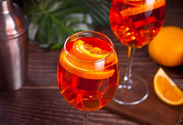 Aperol Spritz Coquetel italiano bebida alcoólica com cubos de gelo e laranjas. — Fotografia de Stock