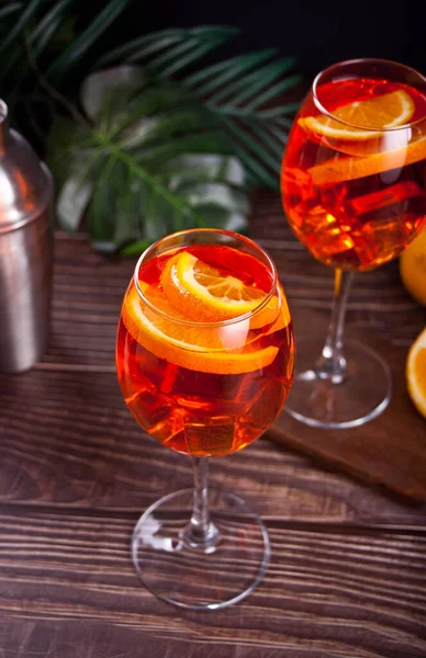 Aperol Spritz Coquetel italiano bebida alcoólica com cubos de gelo e laranjas. — Fotografia de Stock