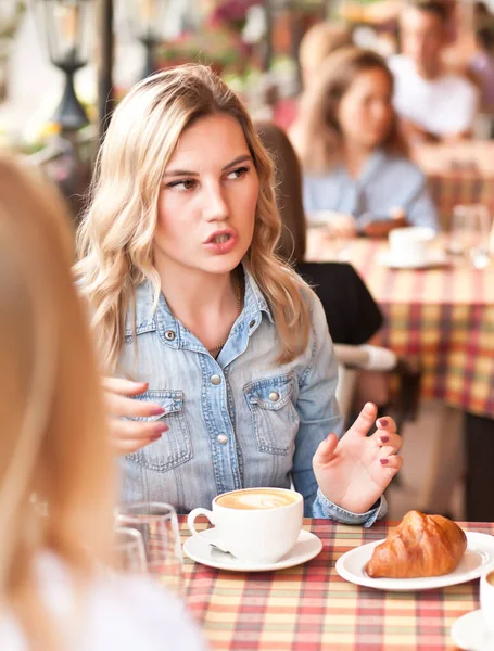 Mulheres no café a beber café e a falar. Conceito de comunicação e amizade. — Fotografia de Stock
