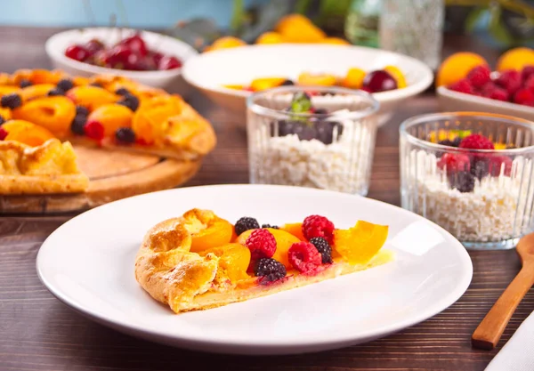 Torta de damasco caseira recém-assada com frutas frescas e bagas no prato branco. — Fotografia de Stock