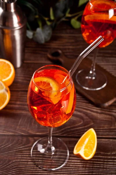 Aperol Spritz italienischer Cocktail alkoholisches Getränk mit Eiswürfeln und Orangen. — Stockfoto