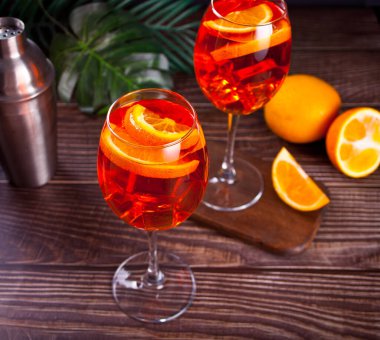 Aperol Spritz İtalyan kokteyl alkollü buz ve portakallı içecek..