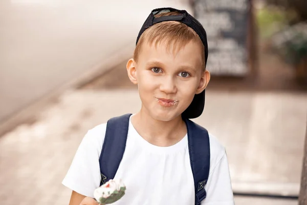 Roztomilé dítě chlapec jíst zmrzlinu venku v parku — Stock fotografie