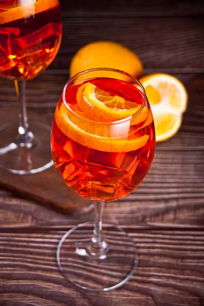 Aperol Spritz Coquetel italiano bebida alcoólica com cubos de gelo e laranjas. — Fotografia de Stock