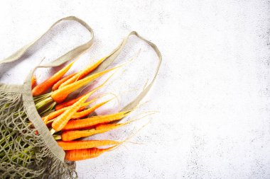 Çevre dostu bir çantada havuç. Üst Manzara. Boşluğu kopyala.