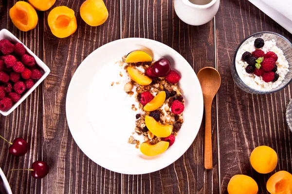 Queso cottage y yougurt con granola, bayas y frutas albaricoque para un desayuno saludable. — Foto de Stock