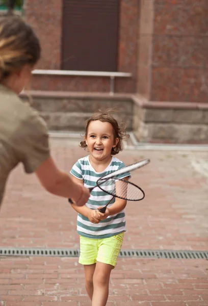 Niña adorable jugando bádminton activo al aire libre juego —  Fotos de Stock