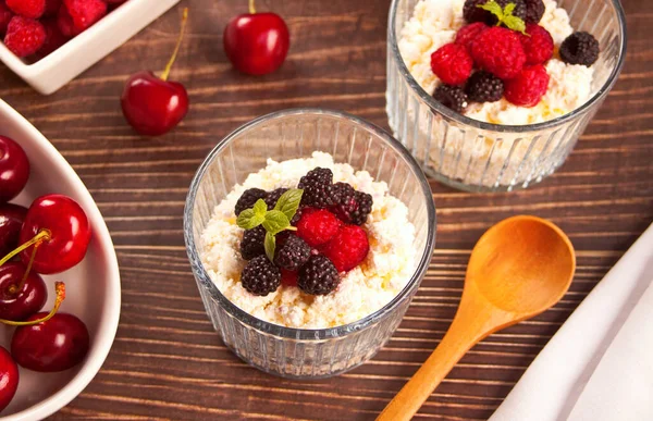 Ser wiejski i yougurt z granolą, jagodami i owocami moreli na zdrowe śniadanie. — Zdjęcie stockowe