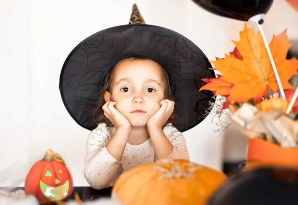 Śmieszne dziecko dziewczyna w strój czarownicy na Halloween — Zdjęcie stockowe